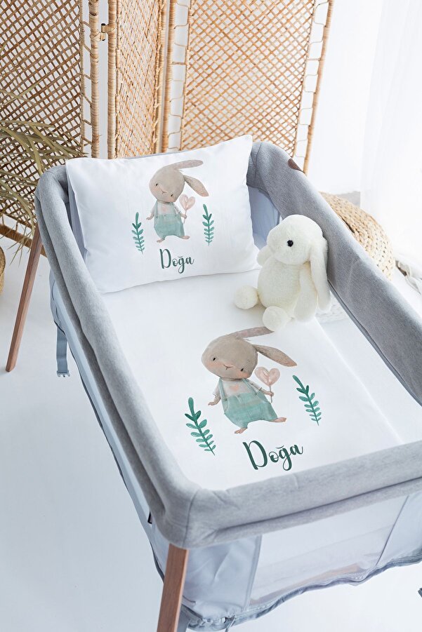 Lilabio %100 Pamuk Saten İsme Özel İsimli 70x120 Park Yatak Nevresim Seti Tulumlu Tavşan