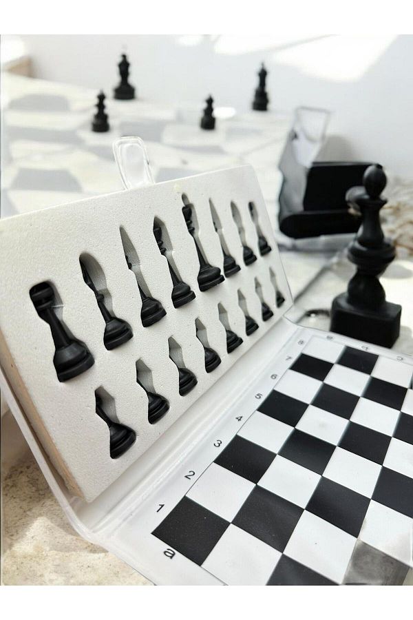 KOZART-Pink Foldable Notebook Designed Chess Set 1