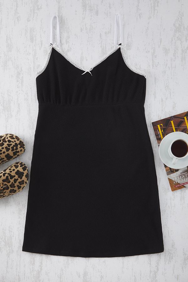 Trendyol Curve-Schwarzes Spitzen-Camisole-Strick-Nachthemd mit V-Ausschnitt TBBSS25CH00005 1