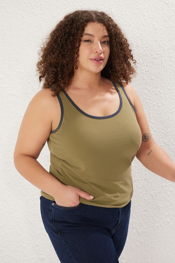 Trendyol Curve-قميص داخلي مشروط ذو ياقة حمام سباحة كاكي مقاس كبير - TBBSS25CV00010 1