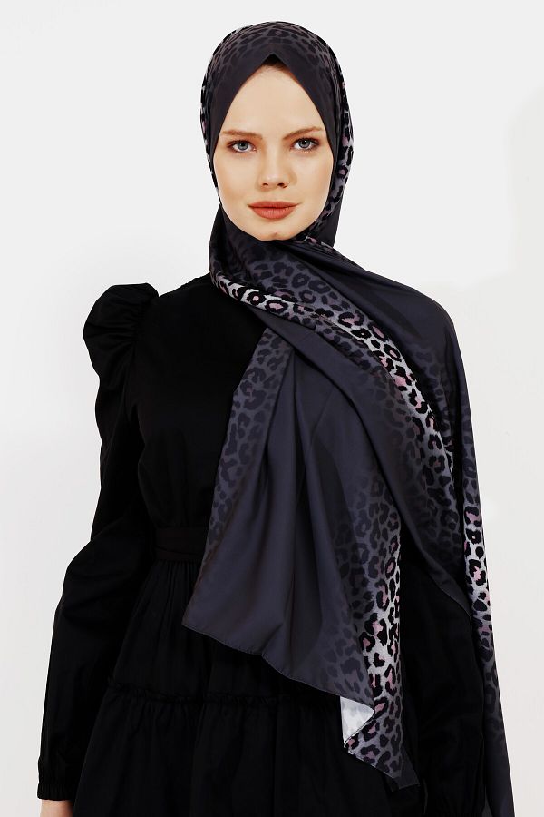 Differenza-Gradient Leopard Shawl, Medina Silk and Anthracite 1