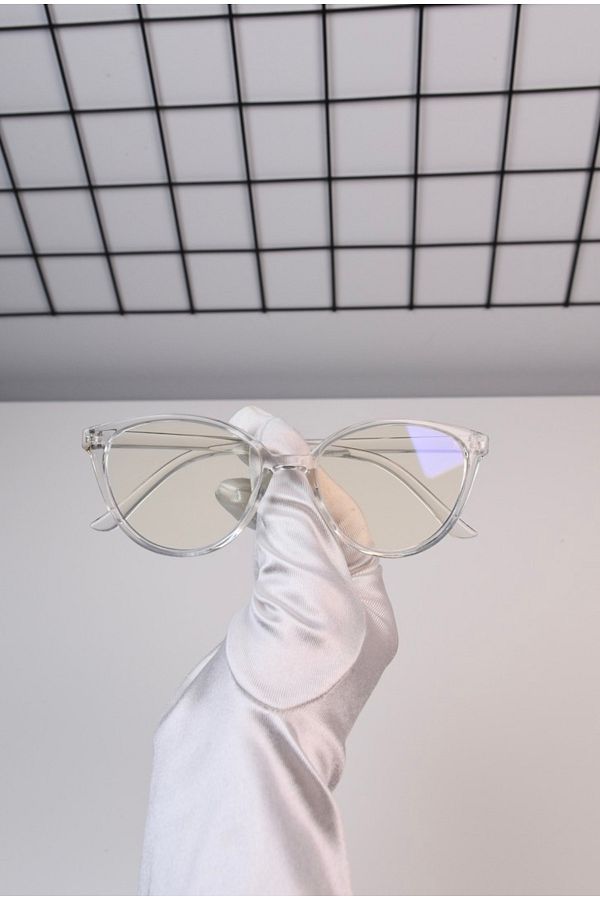 LOOKUP-The Cat Eye Glasses with Blue Light Protection are Optically Compatible and Relax in Computer Television vs. Use. 1