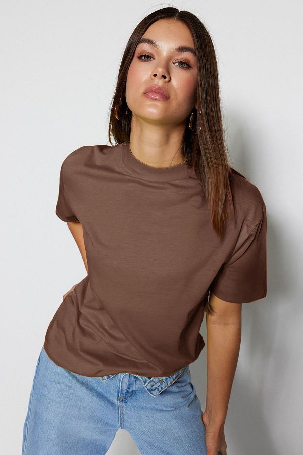 Trendyol Collection-Hellbraunes T-Shirt aus 100 % Baumwolle mit Stehkragen – TWOAW20TS0096 1