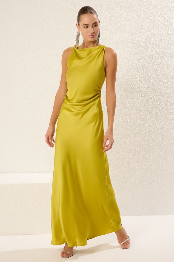 Trendyol Collection-Ölgrünes, figurbetontes, gewebtes Maxi-Abendkleid aus Satin für den Abschlussball TPRSS25AE00066 1