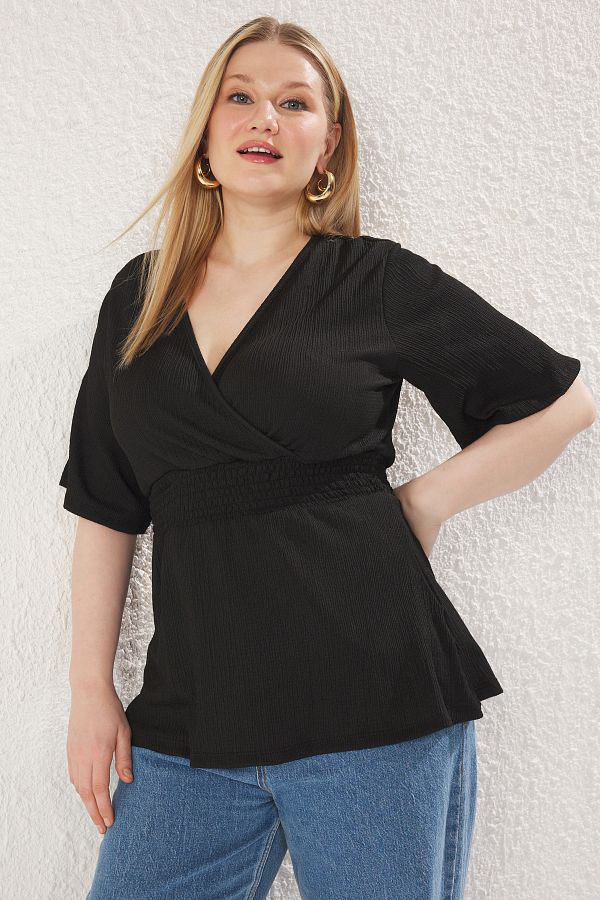 Trendyol Curve-Schwarze gestrickte Plus-Size-Bluse mit zweireihigem Ausschnitt und Gips-Detail TBBSS25AF00083 1