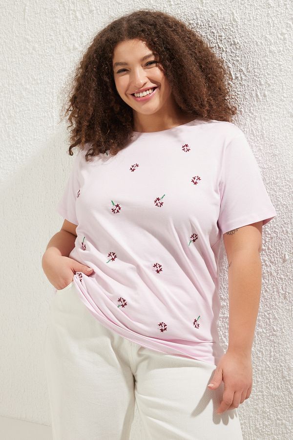Trendyol Curve-Różowa koszulka z haftem kwiatowym Boyfriend 100% bawełny dzianinowej w dużym rozmiarze Tbbss24Bf00029 1