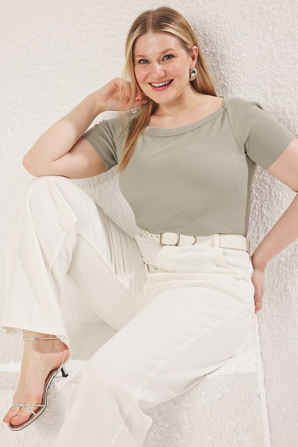Trendyol Curve-Plus Size Mintfarbene, taillierte Bluse mit U-Boot-Ausschnitt – geripptes Leibchen TBBSS25AF00047 1