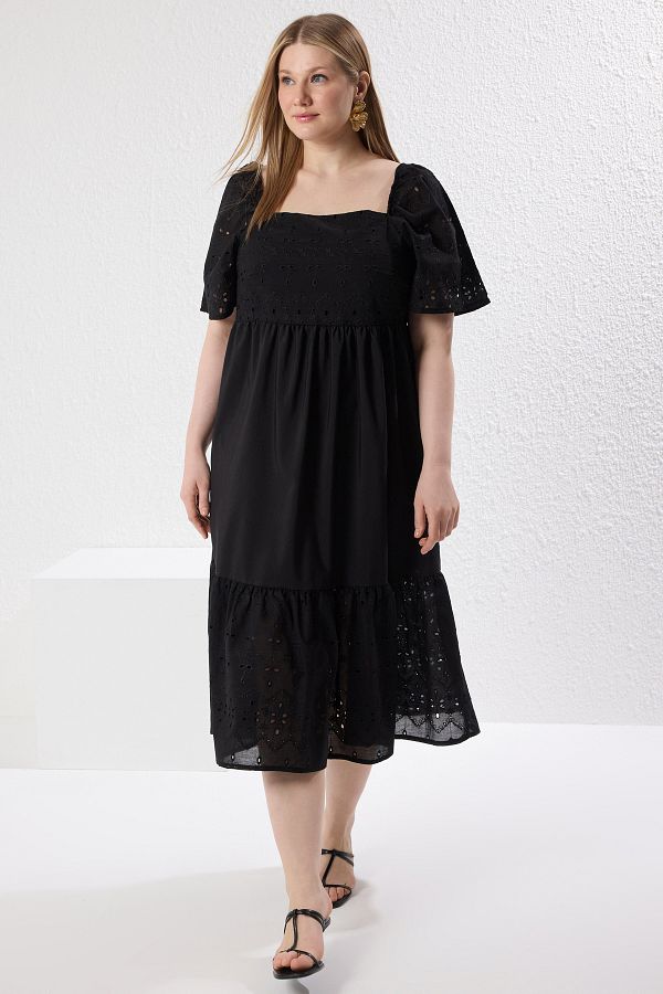 Trendyol Curve-Schwarzes, kurzärmliges, gewebtes Kleid mit quadratischem Ausschnitt in Übergröße TBBSS25AH00067 1