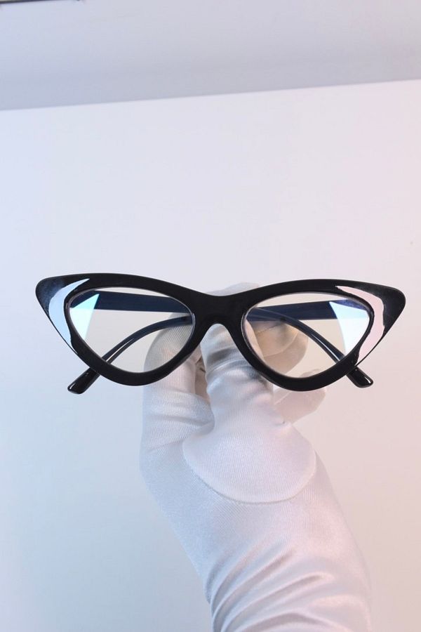 LOOKUP-The Cat Eye Glasses with Blue Light Protection are Optically Compatible and Relax in Computer Television vs. Use. 1