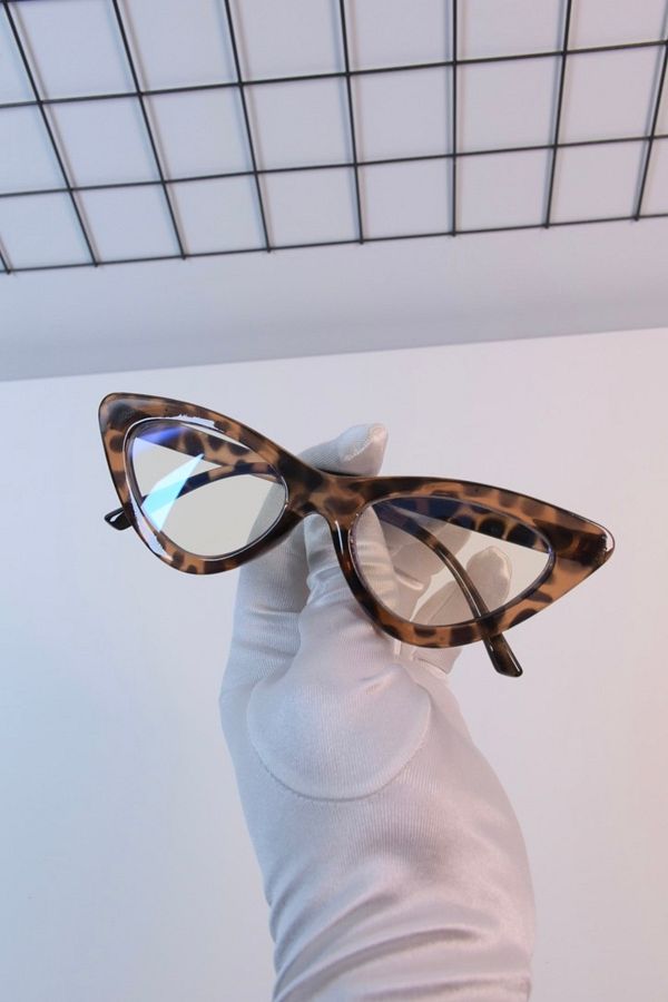 LOOKUP-The Cat Eye Glasses with Blue Light Protection are Optically Compatible and Relax in Computer Television vs. Use. 1
