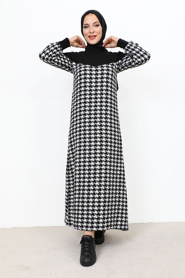 Tesettür Dünyası-Kleid mit Hahnentrittmuster TSD231102 Weiß 1