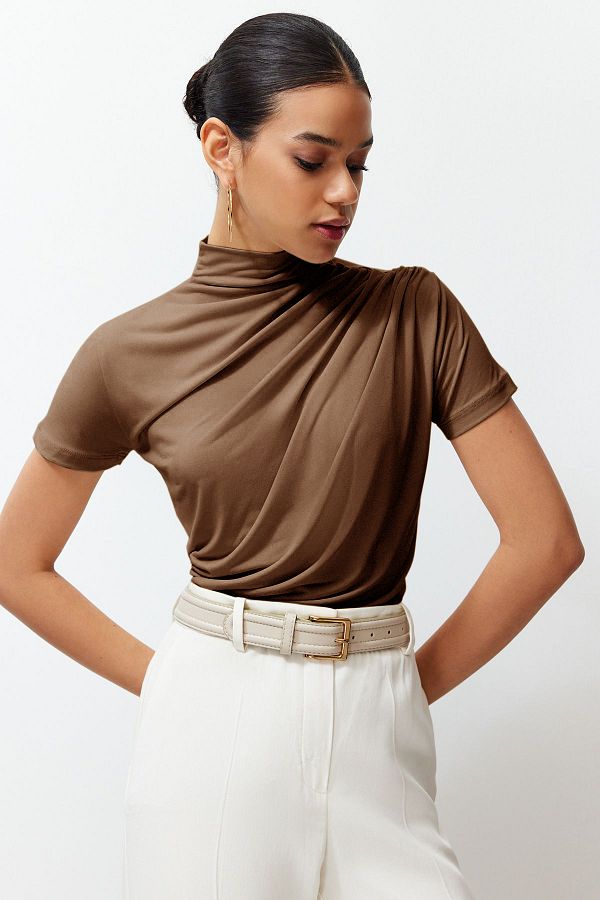 Trendyol Collection-Bluză tricotată elastică cu mâneci scurte, cu mâneci scurte, cu detaliu de draperie maro TWOSS24BZ00426 1