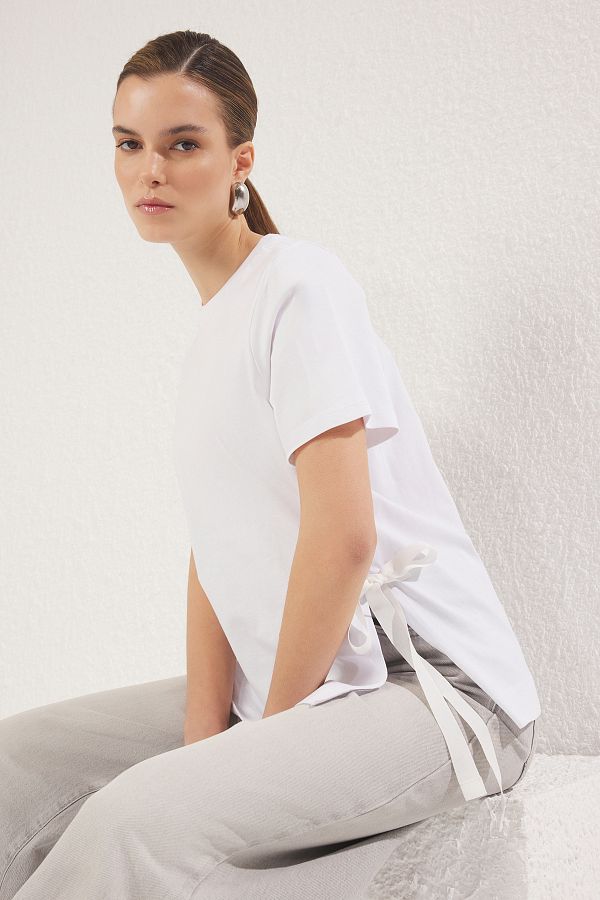 Trendyol Collection-Luźny krój Biała dzianinowa koszulka - 100% bawełny z wiązaniem z boku Twoss25Ts00074 1
