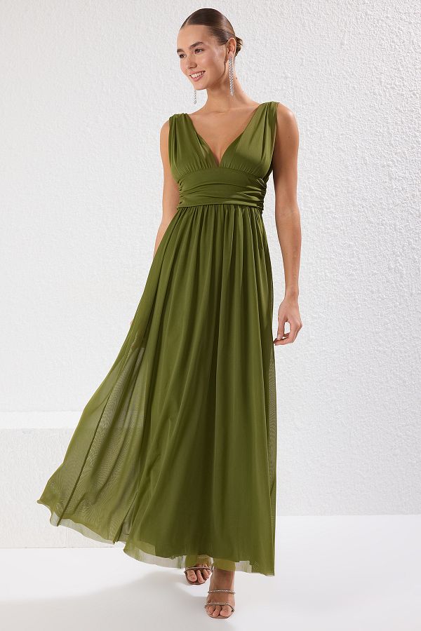 Trendyol Collection-Olejově zelené večerní maxi šaty s výstřihem do V a výstřihem do V TPRSS25AE00096 1