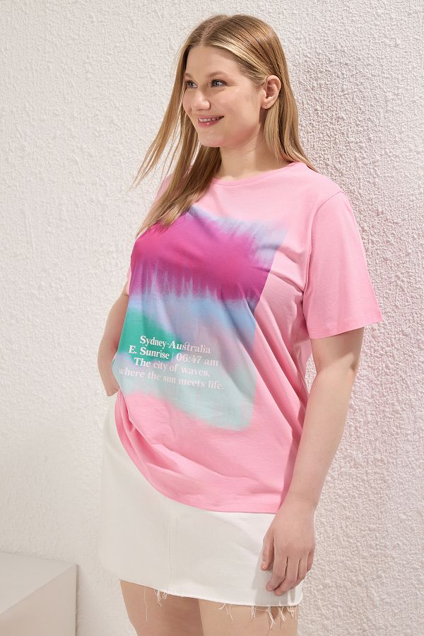 Trendyol Curve-تي شيرت وردي مقاس Boyfriend Fit مطبوع مقاس كبير TBBSS25BF00029 1