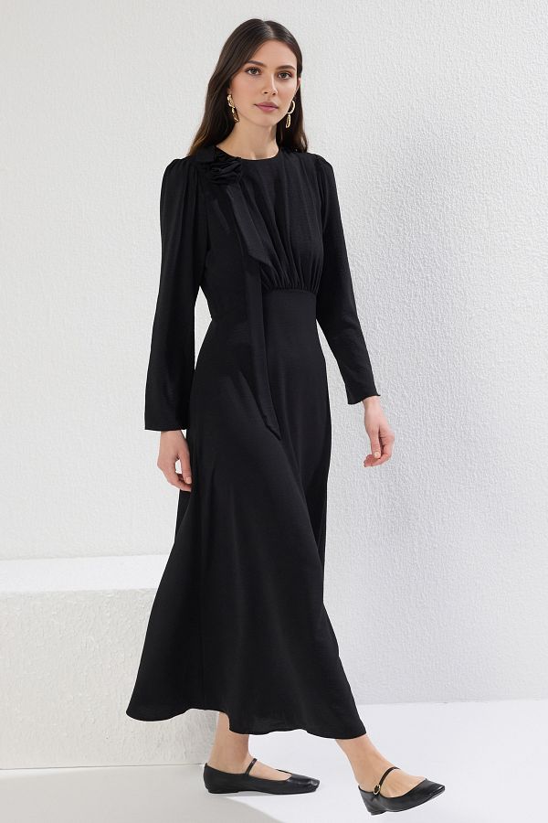 Trendyol Modest-Černé květinové detailní tkané šaty Aerobin TCTSS25EB00085 1