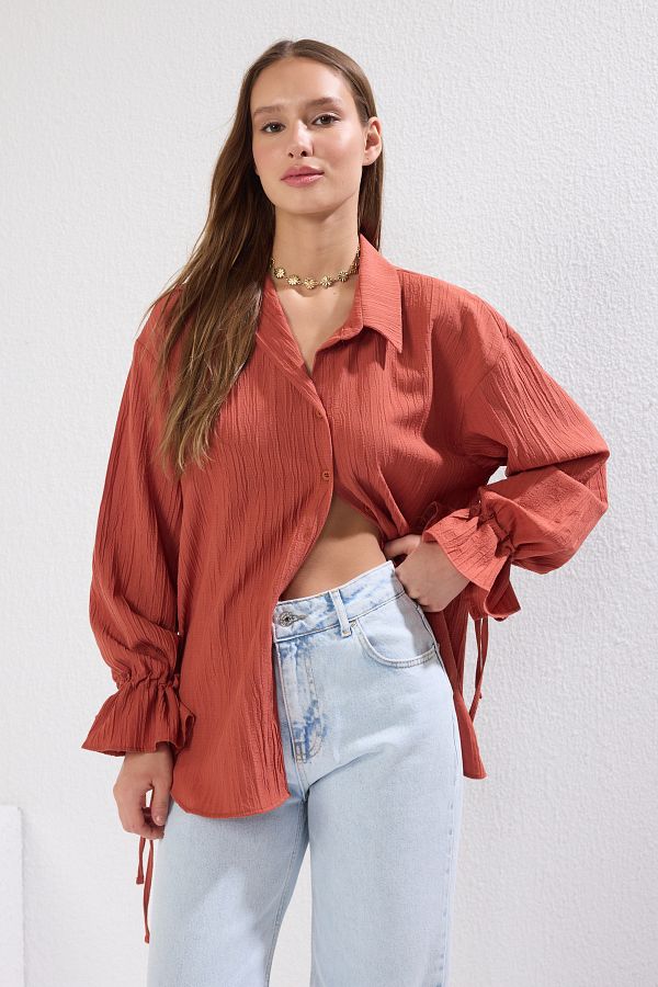 Trendyol Collection-Strukturiertes Webhemd mit Spitzendetails und Fliesenärmeln TWOSS24GO00087 1
