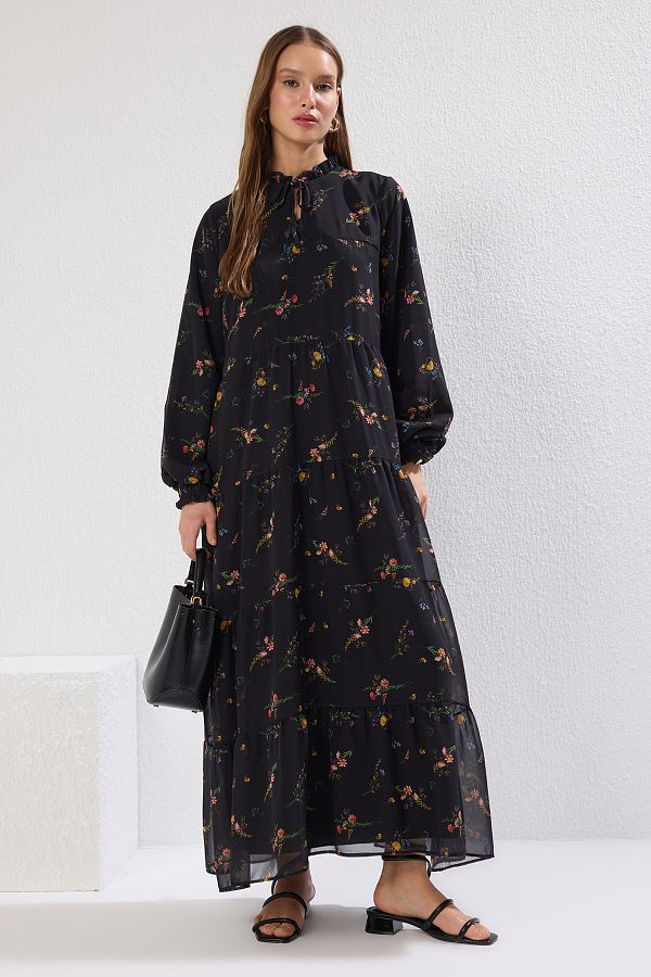 Trendyol Modest-Sukienka z czarnej tkaniny w kwiatowy wzór - detale kołnierzyka TCTAW25EB00091 1
