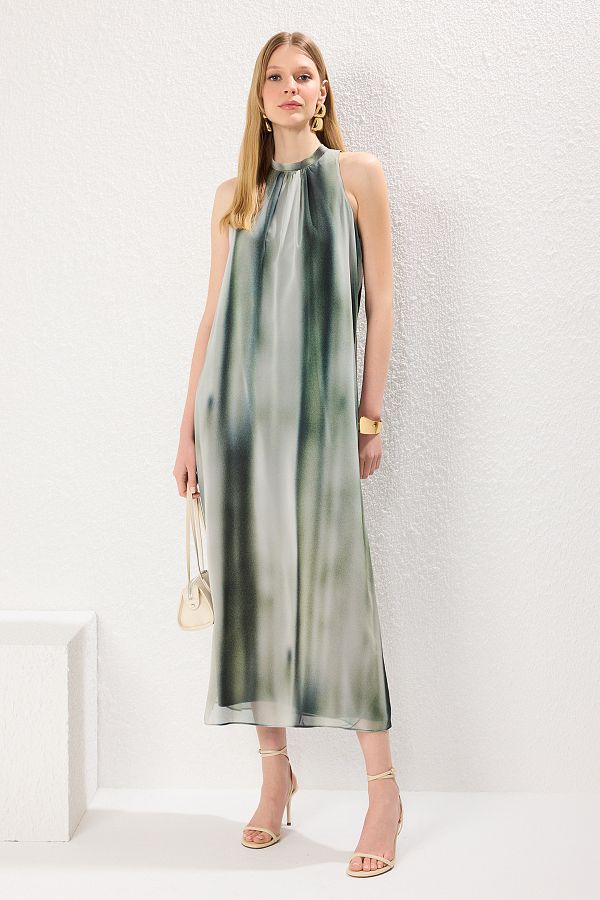 Trendyol Collection-Grünes, abstraktes, gemustertes, gerade geschnittenes Maxi-Webkleid mit Schnürdetail TWOSS25EL00408 1