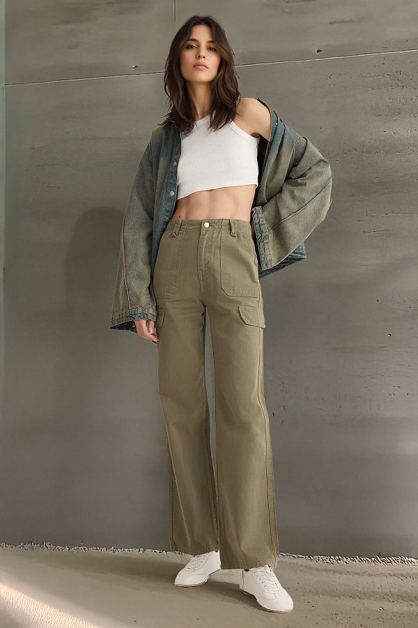 Trendyol Collection-Khaki Cargo Pocket Cover Detaillierte Jeans mit hoher Taille und weitem Bein TWOSS25JE00030 1