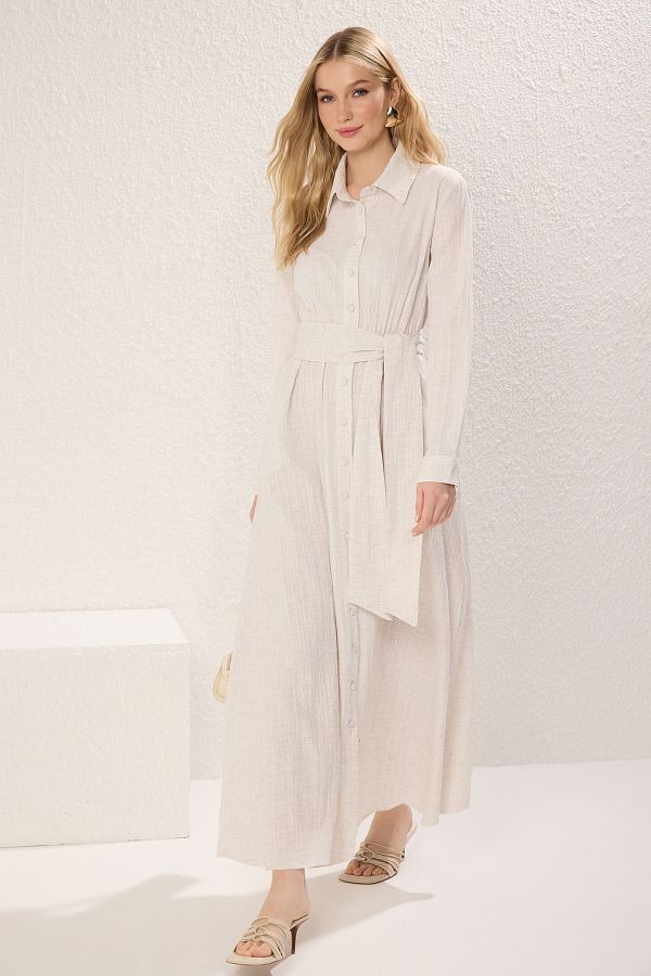 Trendyol Modest-Beigefarbenes, gewebtes Hemdkleid mit Gürtel TCTSS25EB00068 1