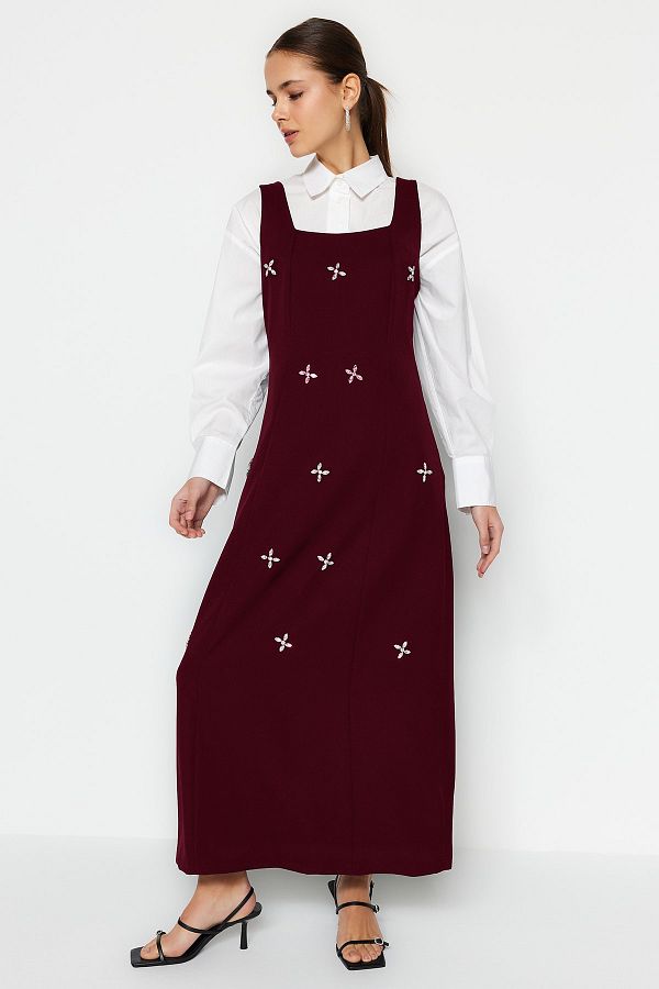 Trendyol Modest-Burgundowa sukienka kamizelka z kwadratowym kołnierzykiem i haftem kamiennym TCTSS23EB00157 1