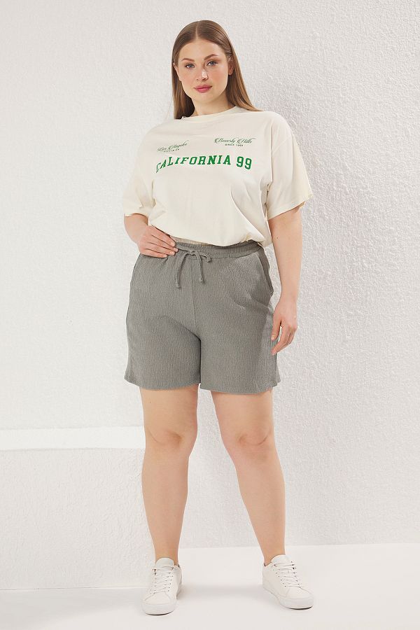 Trendyol Curve-Velké khaki texturované šortky a bermudy – Regular Fit TBBSS25AP00026 1