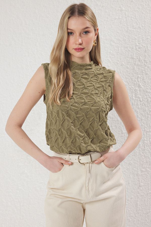 Trendyol Collection-Dehnbare, strukturierte Strickbluse in Khaki – reguläre Passform TWOSS25BZ00268 1