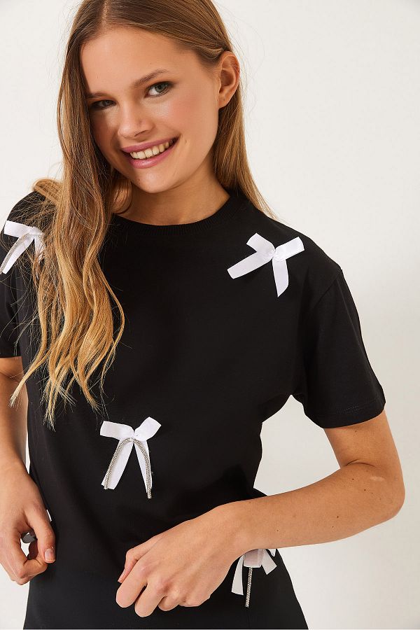 Bianco Lucci-Damen-T-Shirt mit Satinband-Accessoires und Steindetails 60602011 1