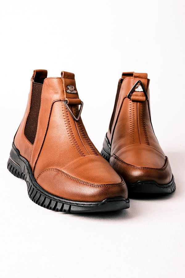 Lal Shoes & Bags-حذاء نسائي من Amatsu مصنوع من الجلد الطبيعي بتفاصيل مثلثة معدنية بطول الكاحل - لون أسمر ضارب للصفرة 1