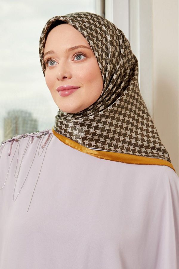 Levidor-Puzzle Pattern Crowbar Sparkling Crystal Scarf 1