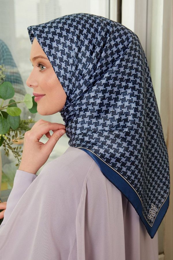 Levidor-Puzzle Pattern Crowbar Sparkling Crystal Scarf 1