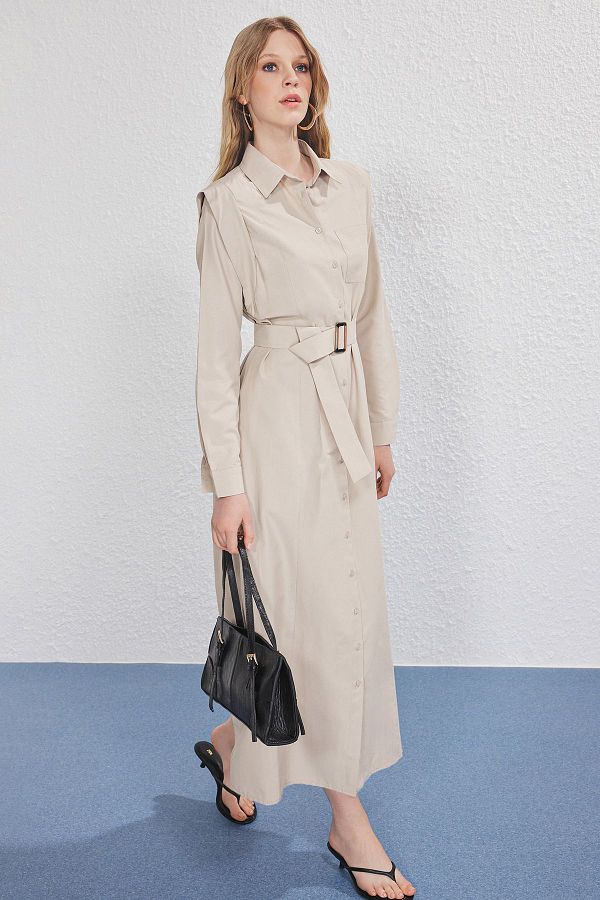 Trendyol Modest-Beigefarbenes Kleid aus gewebter Frottee mit Gürtelschnalle und detailliertem Detail TCTSS25EB00134 1