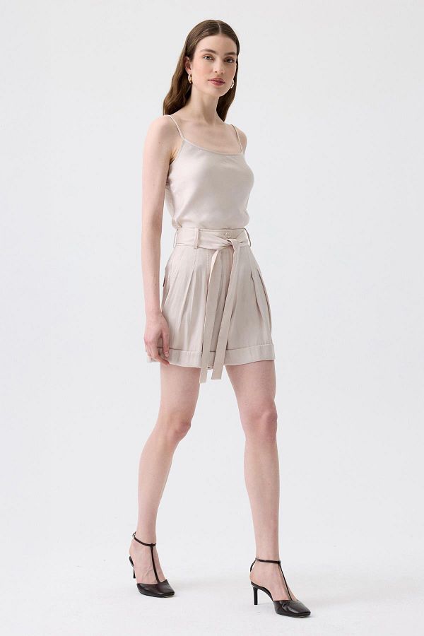 rue-Comfortable Form Mini Ecru Shorts with Binding Belt 1