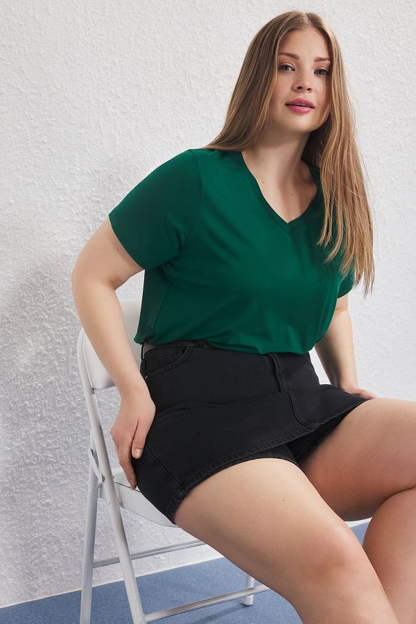 Trendyol Curve-Smaragdově zelené tričko Regular Fit s výstřihem do V TBBSS25BF00062 1