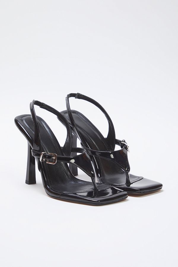 TRENDYOL SHOES-Schwarze Damen-Sandalen mit schmalem Absatz und quadratischer Zehenpartie aus Lackleder mit Schnalle TAKSS25TO00072 1