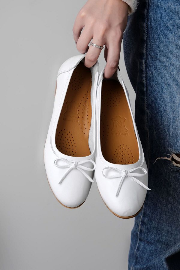 Lal Shoes & Bags-حذاء باليه نسائي من الجلد الطبيعي من Virtus مع تفاصيل فيونكة - أبيض 1