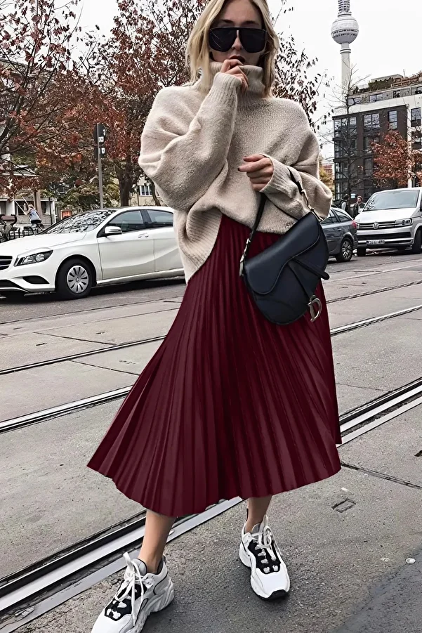 02Lady Fashion-Women's Burgundy Pleated Skirt Combination – Casual and Stylish Style |   Autumn/Winter Fashion 1