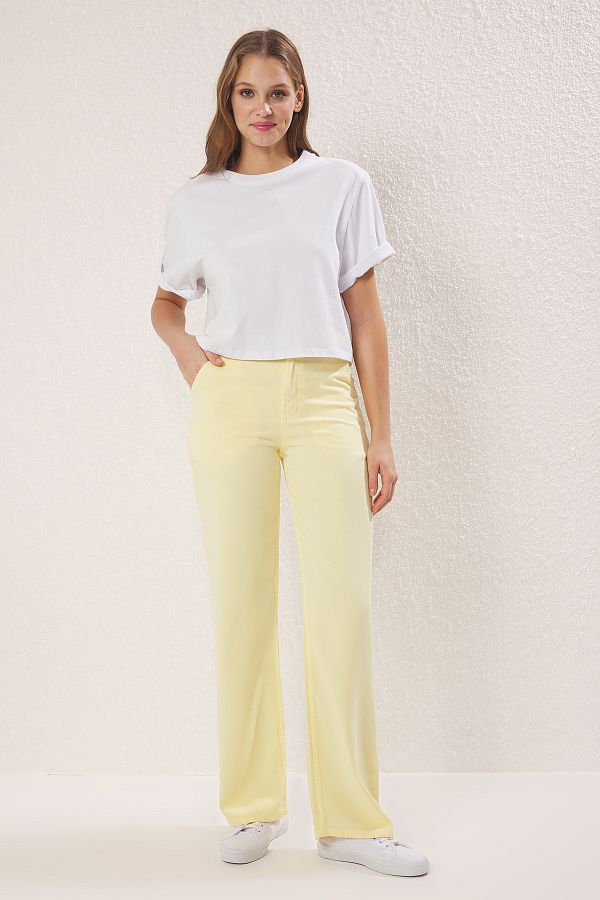 Trendyol Collection-Gelb Mehr langlebig 100% Tencel ™   Jeans mit niedriger Taille und weitem Bein 1