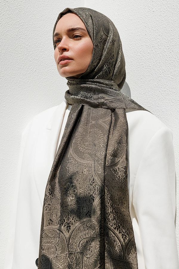 Mooncorn-Black and White Vera Pattern Shine Line Shawl 1