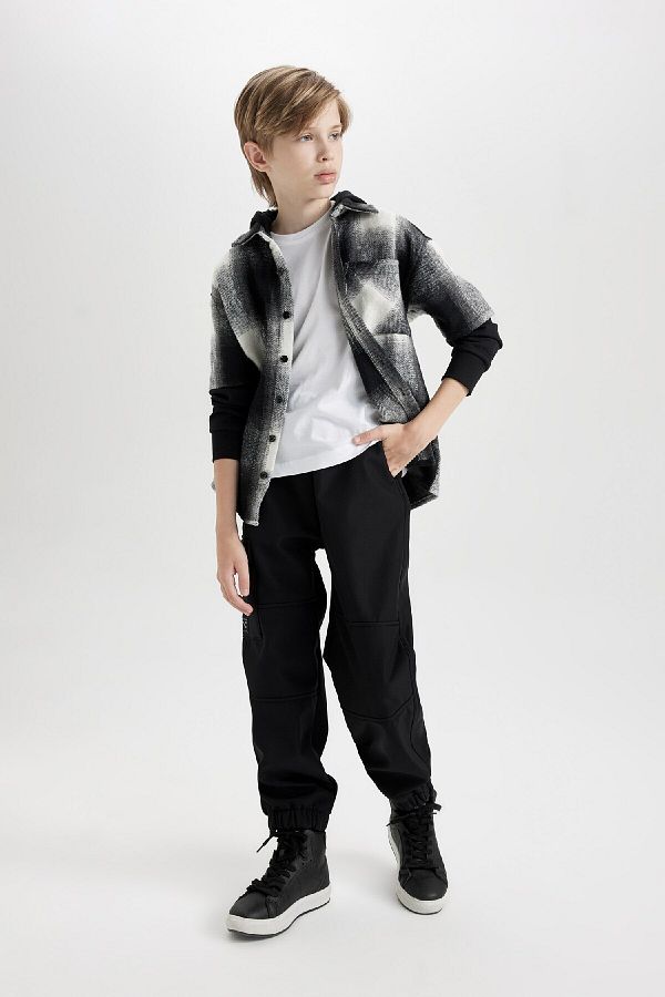 DeFacto-Schwarze Joggerhose für Jungen mit elastischem Bund und Beinen und Cargotaschen, Plüsch-Fleece-Futter D3460a824w 1