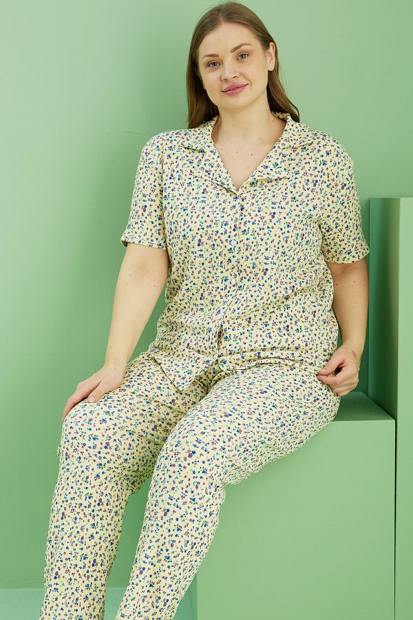 Siyah İnci-Yellow Patterned Crinkle Crinkle Fabric Curve Large Size Buttoned Pajama Set 1