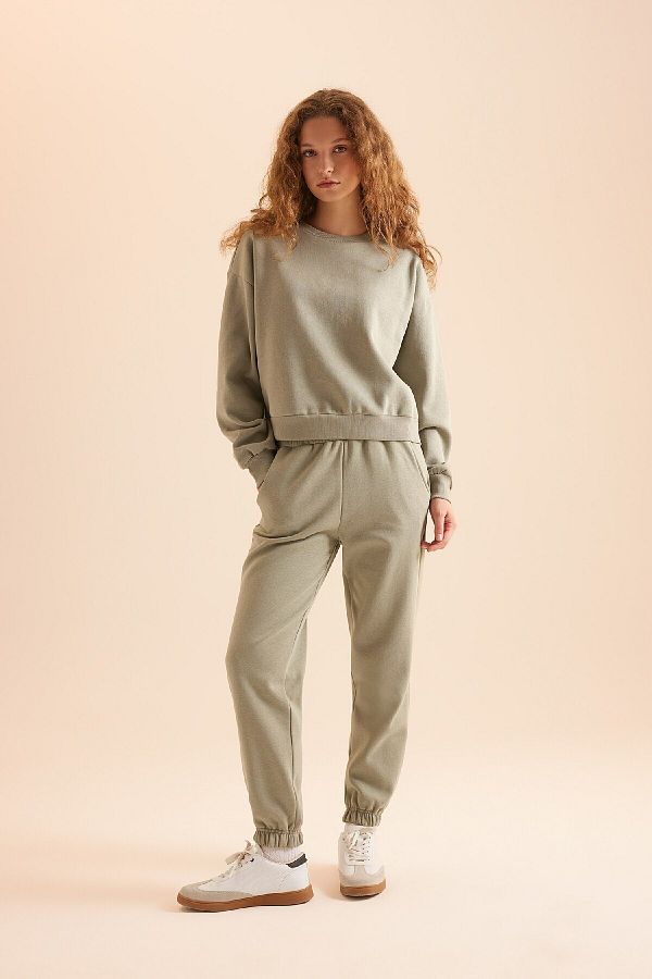DeFacto-Basic-Trainingsanzug-Set aus dickem Fleece mit normaler Passform und normaler Passform D8022axns 1