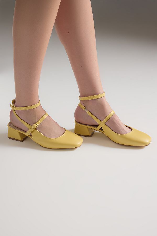TRENDYOL SHOES-Gelbe Mary Jane-Schuhe mit quadratischem Zehenriemen und Absatz für Damen TAKSS24TO00009 1