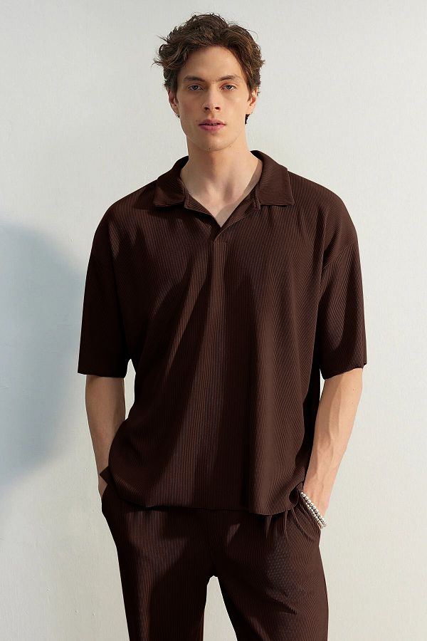 Trendyol Collection-OTToman T-Shirt mit Polokragen – weite Passform, Struktur und keine Falten, braun, limitierte Auflage TMNSS23po00020 1