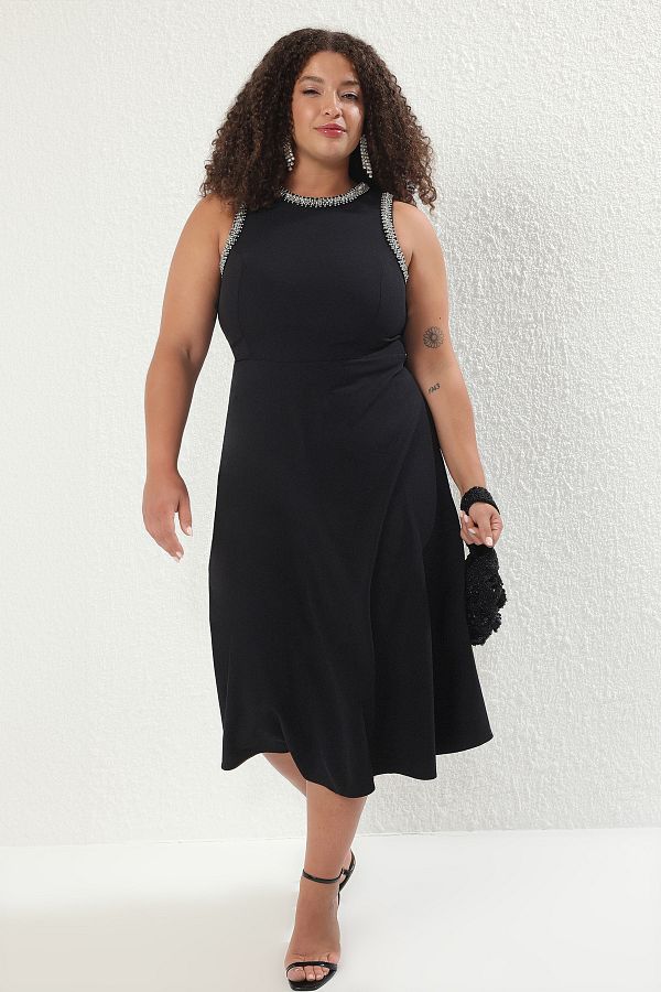 Trendyol Curve-Schwarzes, ärmelloses, gewebtes Abendkleid in Midi-Länge in A-Linie mit Steinen/TBBSS25AH00053 1