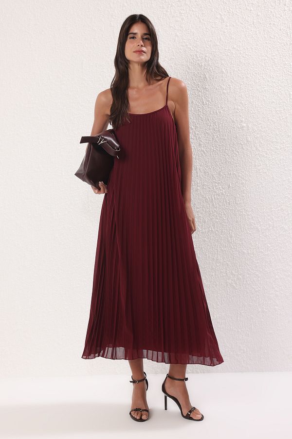 Trendyol Collection-Halbflaches, plissiertes Maxi-Tüllkleid in Burgunderrot mit Schlitz 1