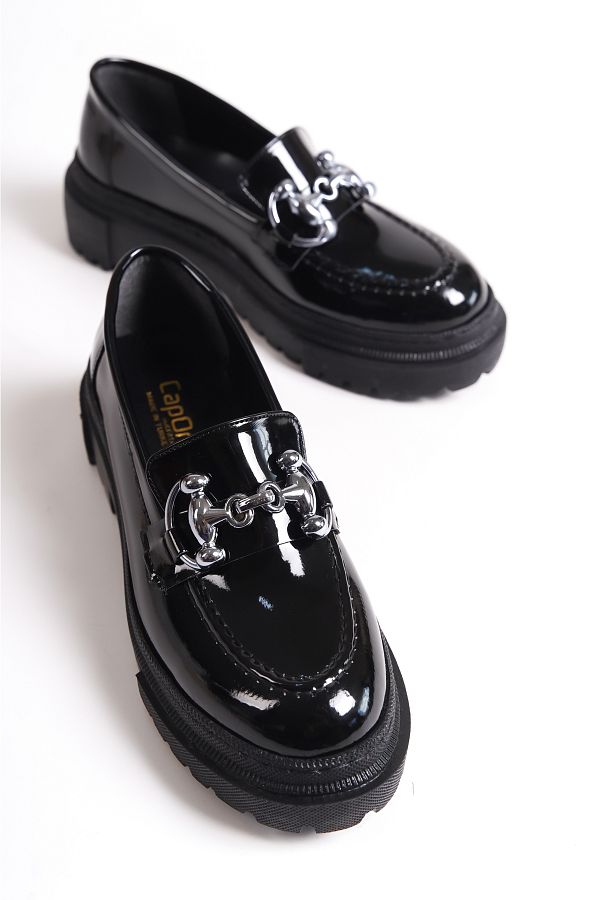 Capone Outfitters-Damen-Loafer aus schwarzem Lackleder mit ovaler Zehenpartie, Metallschnalle und Trak-Sohle 1