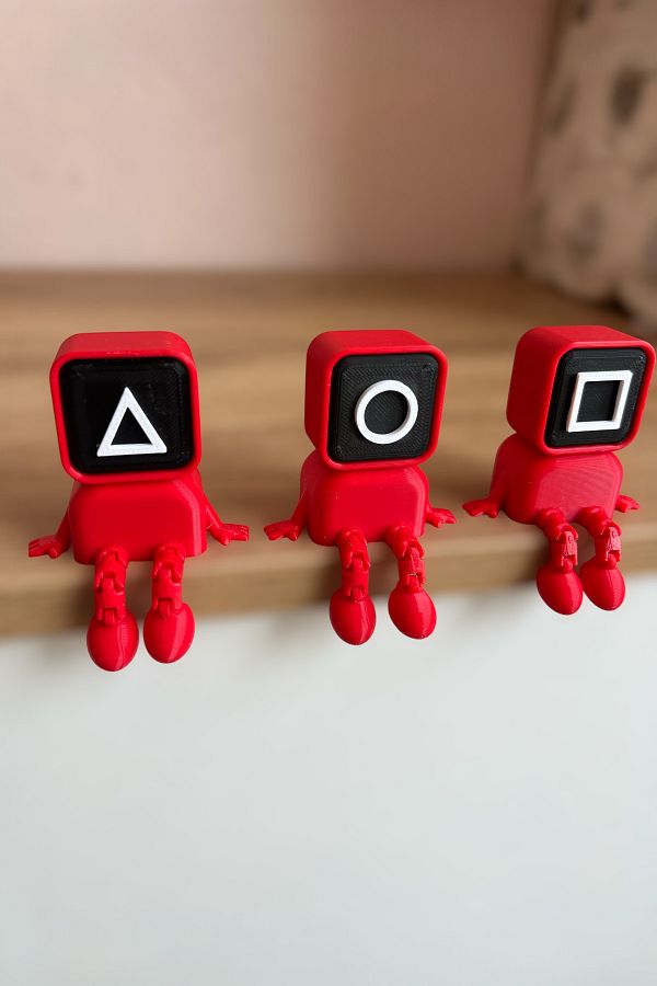 lina hobby-Squid Game 3D Print Set of 3 Sitting Figures - Collectible Table Ornament 1