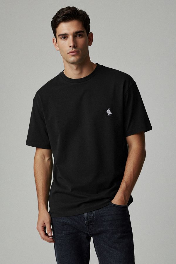 Trendyol Collection-Schwarzes reguläres Nexus Entry T-Shirt aus 100 % Pumpe-T-Shirt TMNSS24TS00056 1